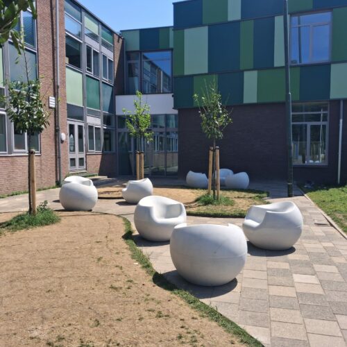 Betonnen zitelementen en tafel Stool 45 Witte betonnen Stool zitelementen geplaatst op een duurzaam ingericht schoolplein in Gouda